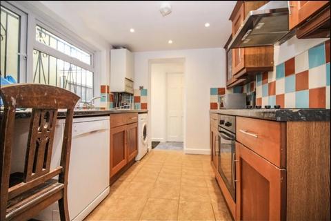 4 bedroom terraced house to rent, Albert Square, E15