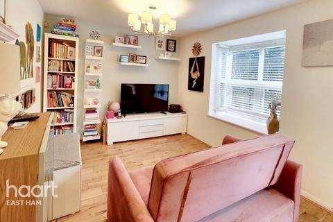 5 Fleetwood Court, London, E6 5XY