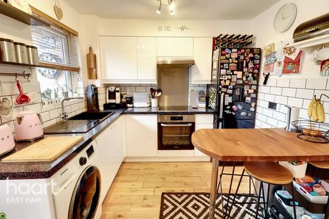 5 Fleetwood Court, London, E6 5XY