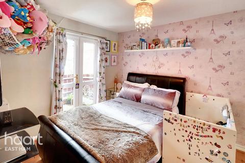 5 Fleetwood Court, London, E6 5XY
