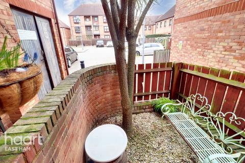 5 Fleetwood Court, London, E6 5XY