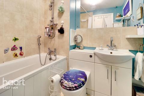 5 Fleetwood Court, London, E6 5XY