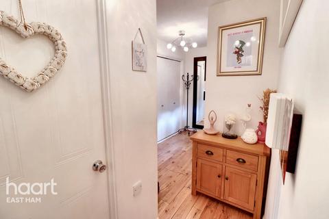 5 Fleetwood Court, London, E6 5XY