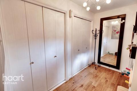 5 Fleetwood Court, London, E6 5XY