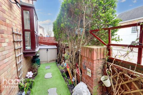 5 Fleetwood Court, London, E6 5XY