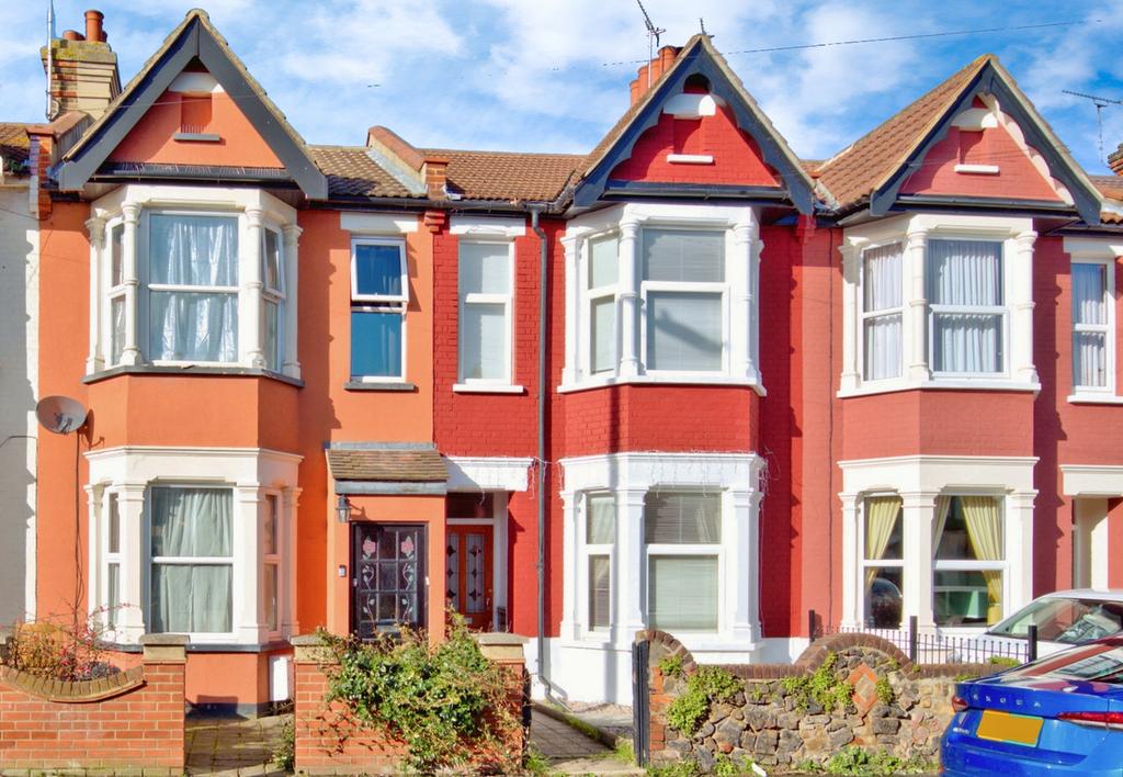 Central Avenue, Southendonsea, SS2 3 bed terraced house for sale £