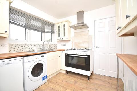 3 bedroom flat to rent, Upminster Road North RM13