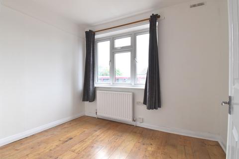 3 bedroom flat to rent, Upminster Road North RM13