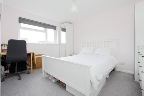 10 Tamar Drive, Oakley, Basingstoke, RG23 7DN