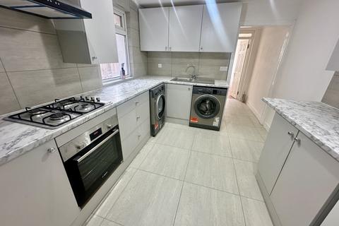 2 bedroom flat to rent, Ground Floor Flat,  Southall, UB1