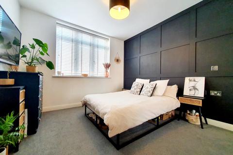 1 bedroom flat for sale - Gorcott Lane, Dickens Heath, Shirley, Solihull, B90