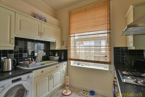2 bedroom flat for sale, Eversley Road, Bexhill-on-Sea, TN40