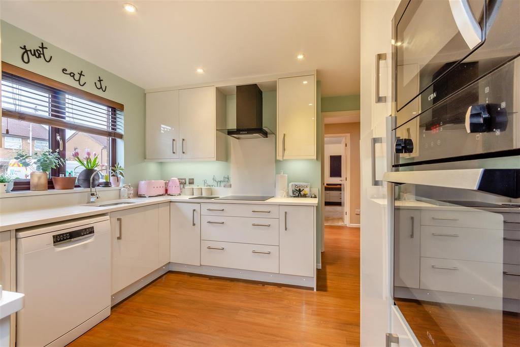 8585909-interior11.jpg