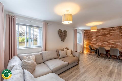 2a Blenheim Drive, Finningley, Doncaster, DN9 3QF
