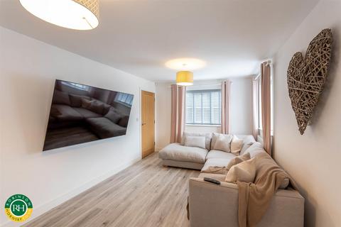2a Blenheim Drive, Finningley, Doncaster, DN9 3QF