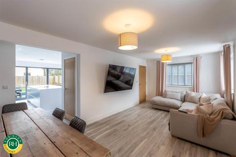 2a Blenheim Drive, Finningley, Doncaster, DN9 3QF