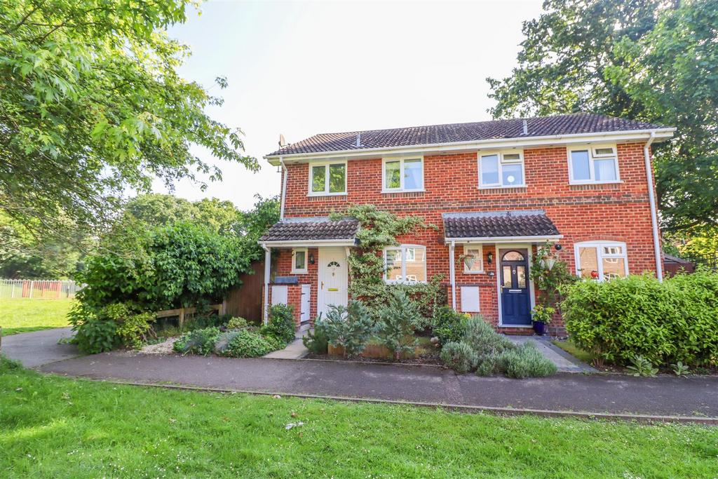 Swan Way, Fleet GU51 3 bed semidetached house for sale £400,000