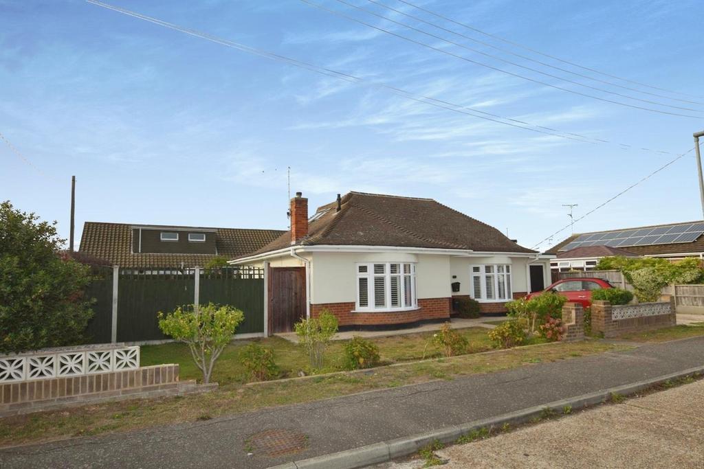 Laars Avenue, Canvey Island SS8 4 bed chalet for sale £435,000