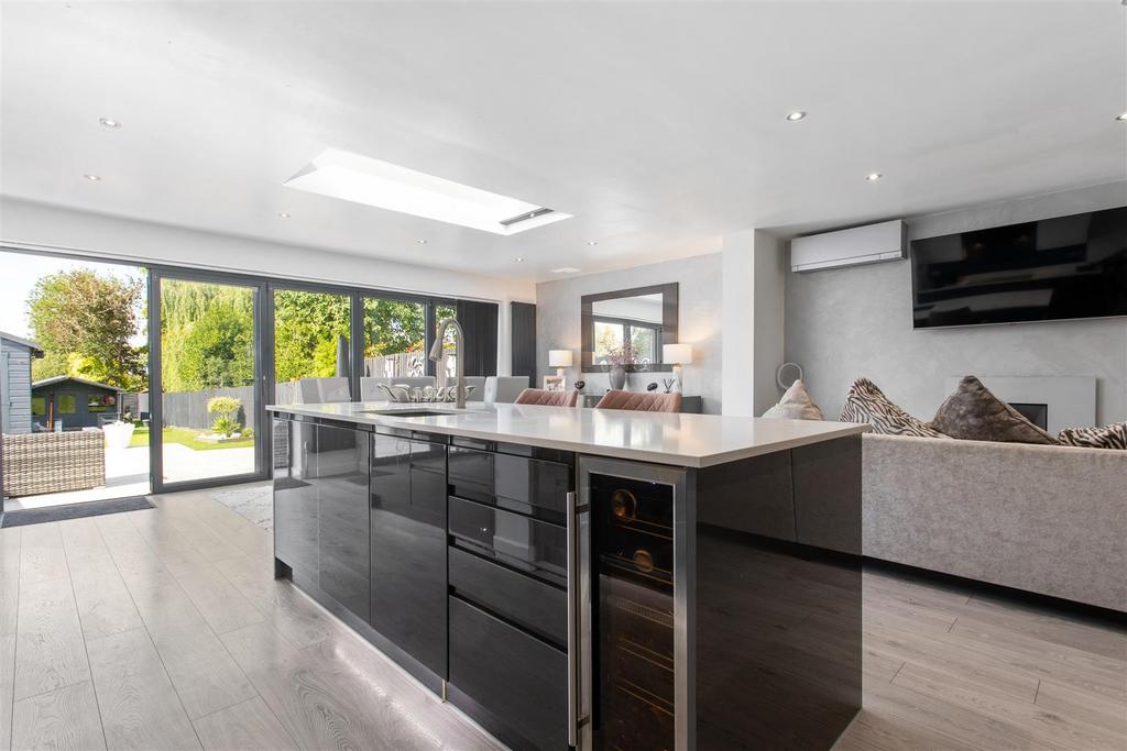 Well End Road, Borehamwood 4 bed detached house £1,275,000