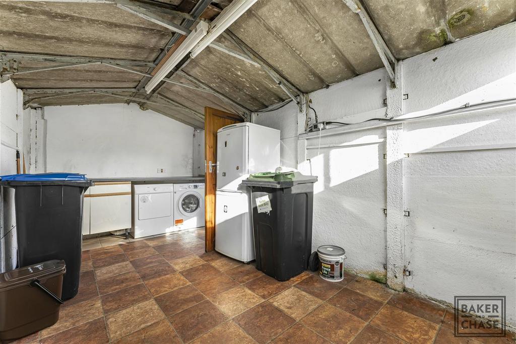 Garage/utility room