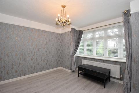 2 bedroom apartment to rent, Effingham Road, Copthorne