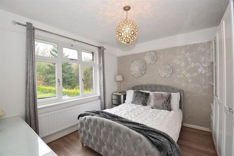 2 bedroom apartment to rent, Effingham Road, Copthorne
