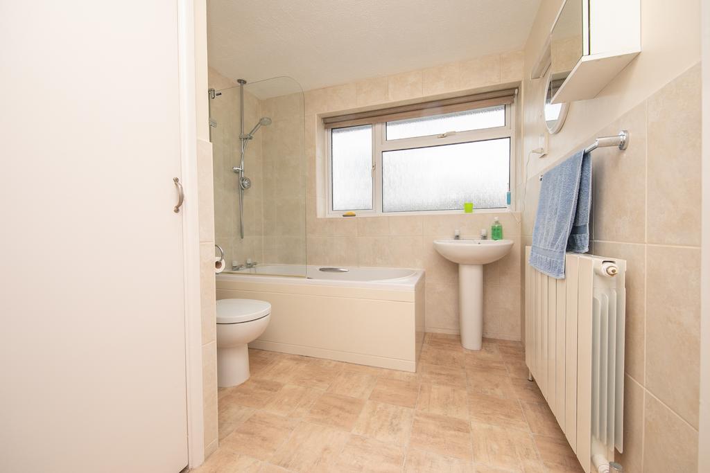 En-suite Jack &amp; Jill Bathroom