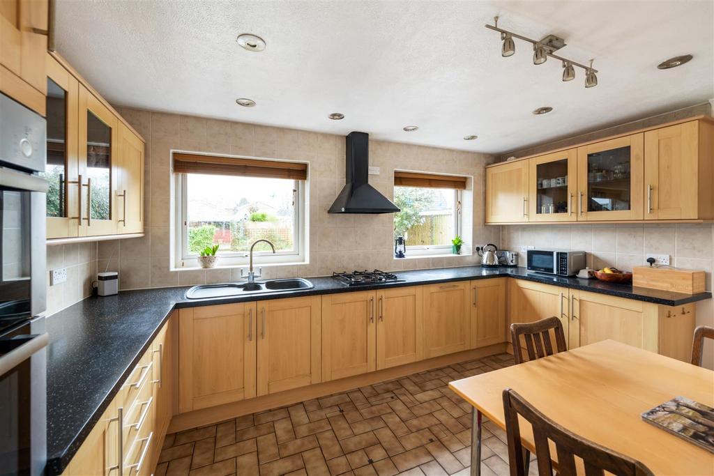 Westleas, Horley 3 bed detached house for sale £525,000