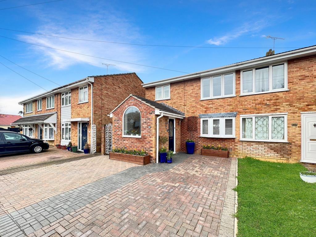 Weaversfield, Silver End, Witham, CM8 3 bed semidetached house for