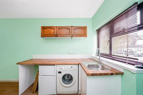 Studio to rent, Endlebury Road, London E4