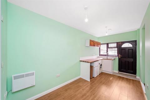 Studio to rent, Endlebury Road, London E4