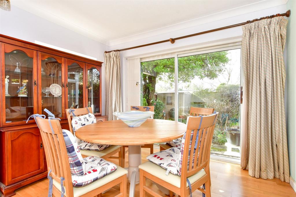 Birch Tree Drive, Emsworth, Hampshire 2 bed detached bungalow for sale