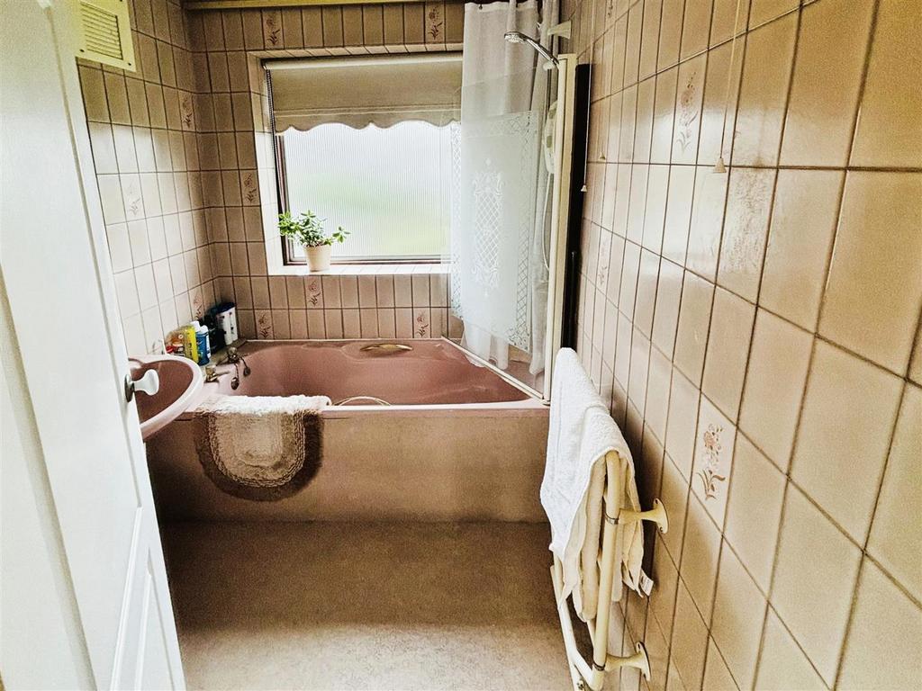 MR 20 Bath.jpg