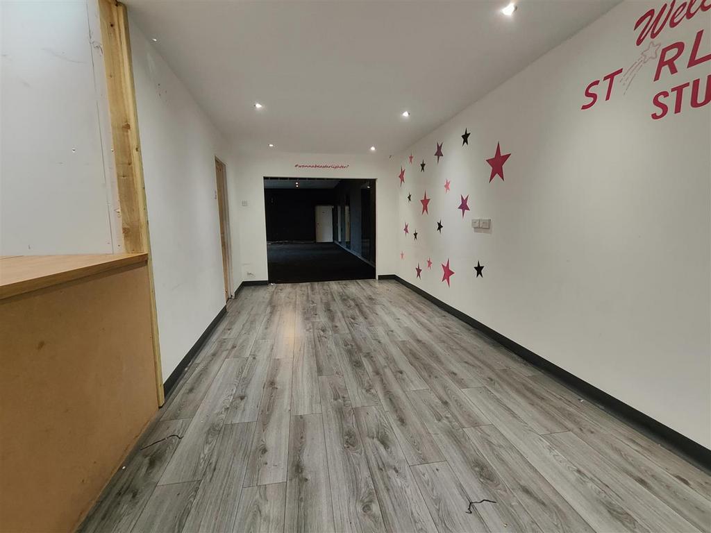Colne Valley Business Park, Linthwaite Industrial unit £700 pcm (£162 pw)