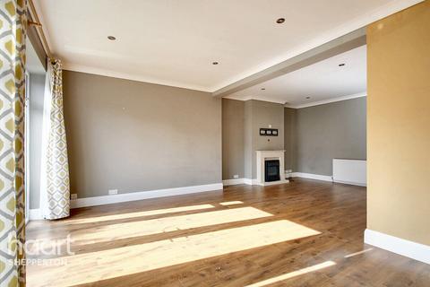 98 Woodthorpe Road, Ashford, TW15 3JY