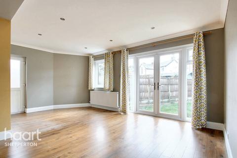 98 Woodthorpe Road, Ashford, TW15 3JY