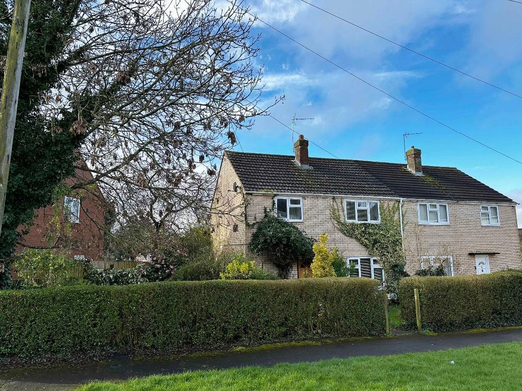 Arden Close, Whitnash, Leamington Spa 3 bed semidetached house for