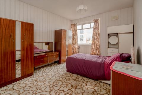 143 Crewe Crescent, Edinburgh, EH5 2JN