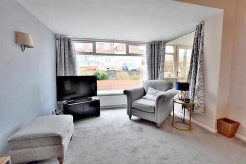 3 bedroom semi-detached house for sale - Knoll Rise, Gateshead