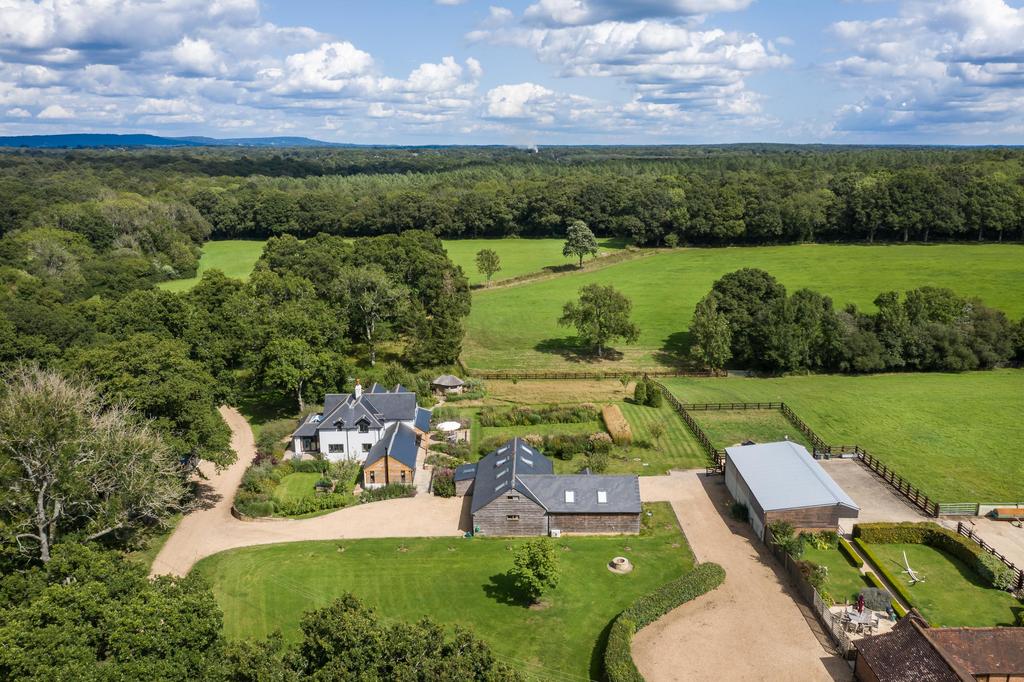 High Street Green, Chiddingfold, Godalming, Surrey, GU8. 4 bed detached