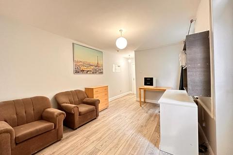 4 bedroom flat to rent - London W12