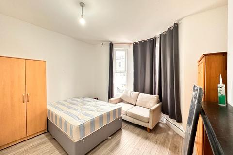4 bedroom flat to rent, London W12