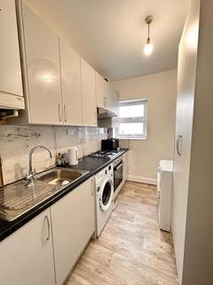 4 bedroom flat share to rent, London W12