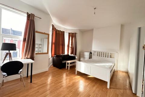1 bedroom in a house share to rent, London W12