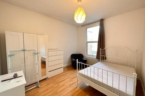 1 bedroom in a house share to rent, London W12