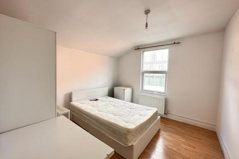 1 bedroom in a house share to rent, London W12