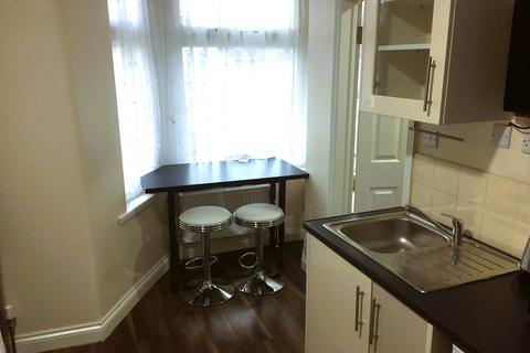 Studio to rent, Empress Avenue, Ilford IG1