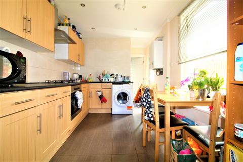 1 bedroom in a house share to rent, Graham Road, SW19