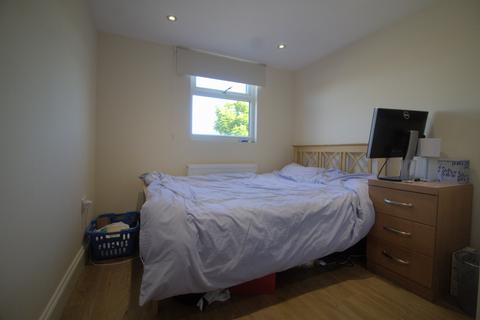 1 bedroom in a house share to rent, Graham Road, SW19