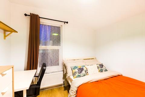 4 bedroom terraced house to rent - Hilda Road, London E16